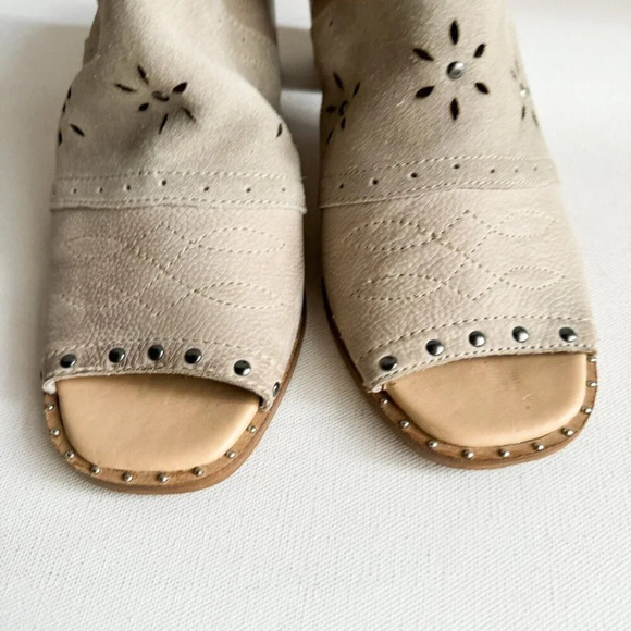 Sbicca Vintage Collection Suede Leather Light Beige Studded Slides 10 - Picture 11 of 13